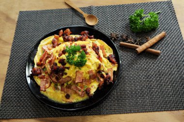 yumurta, jambon ve baharatlı domuz eti ile pirinç.