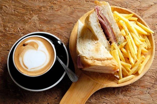 Café Chaud Sandwichs Jambon Fromage Frites Sur Une Table Bois — Photo