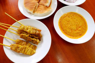 Domuz eti satay ahşap tablo