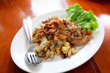 Tayland'ın kızarmış noodle domuz eti ile