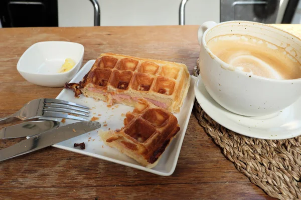 Waffles Presunto Queijo Mesa — Fotografia de Stock