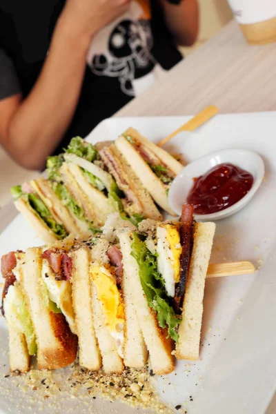 Sándwich Club Plato Blanco Sobre Una Mesa Madera — Foto de Stock