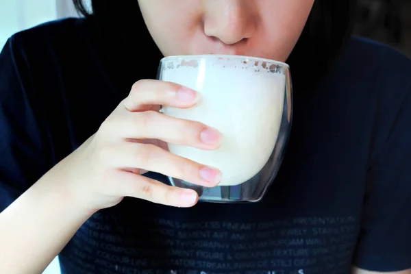 亚洲女孩喝牛奶 — 图库照片