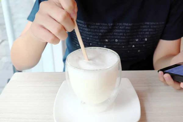 透明玻璃中的热牛奶 — 图库照片