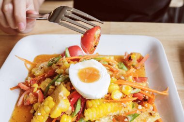 Tayland Baharatlı Mısır salata