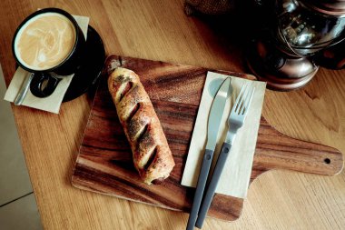 Kahvaltıda kahve ile rulo sosis.