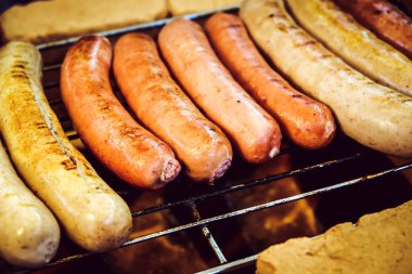Kömür sobası kavrulmuş sosis
