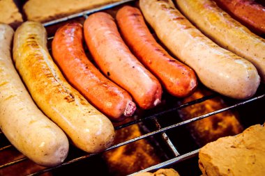 Kömür sobası kavrulmuş sosis