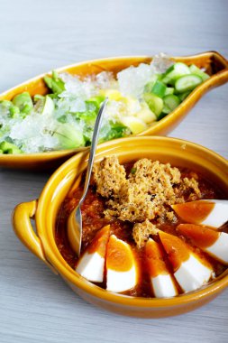 Tayland taze sebze ile yayın balığı yapıştırmak