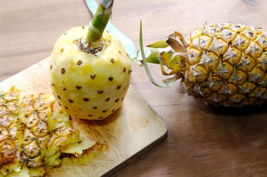ahşap tahta üzerinde ananas