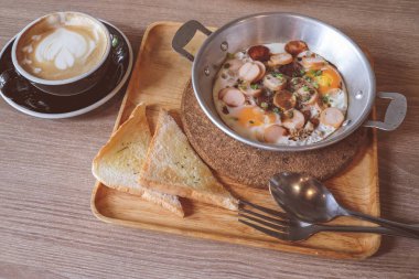 Soslu kızarmış yumurta kahvaltı ve küçük bir tavada tost.