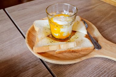 Kahvaltı haşlanmış yumurta ve tost