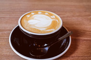 Ahşap zemin üzerinde sıcak Latte Kahve