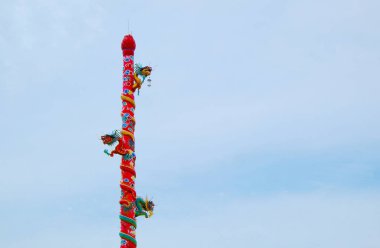 Dragon ayağı mavi gökyüzü ile Tayland Çin Tapınağı olarak.