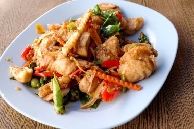 Baharatlı kızarmış balık fileto otlar ile