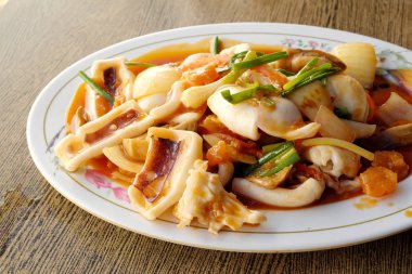 Kızarmış kalamar masanın üzerine yumurta sarısı