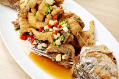 Tayland Baharatlı kızarmış balık.