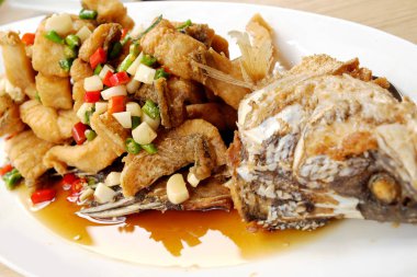 Tayland Baharatlı kızarmış balık.