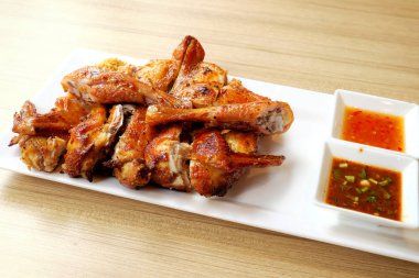 Masanın üzerinde ızgara Tay tavuk