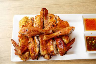 Masanın üzerinde ızgara Tay tavuk