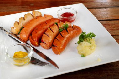 Masanın üzerine kızarmış sosis