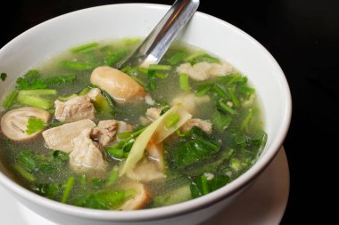 Tayland'da haşlanmış baharatlı domuz eti