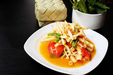 Tayland cevizli salata