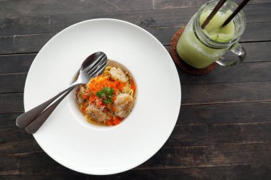 Midye ve karides yumurta spagetti