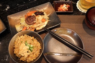 Japon kızarmış sarımsak pirinç