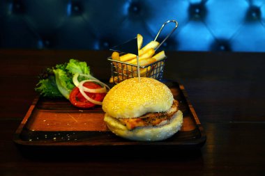 Hamburger karanlık bir arka plan üzerinde