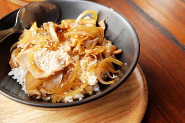 Domuz eti ile Japon pirinç