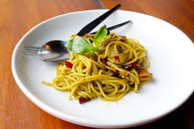 Ahşap masa üzerinde acılı spagetti