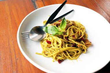 Ahşap masa üzerinde acılı spagetti