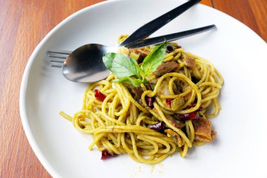 Ahşap masa üzerinde acılı spagetti