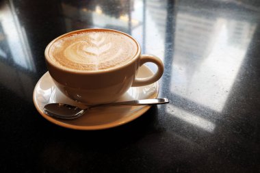 Latte kahve taş masada