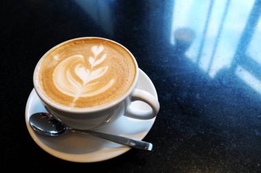 Latte kahve taş masada