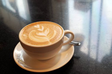 Latte kahve taş masada