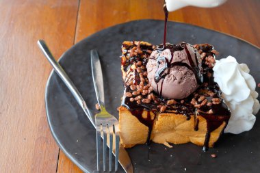 Çikolatalı dondurma ile tost.