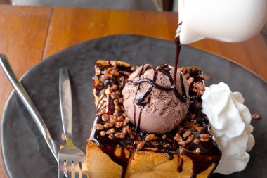 Çikolatalı dondurma ile tost.