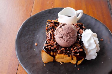 Çikolatalı dondurma ile tost.