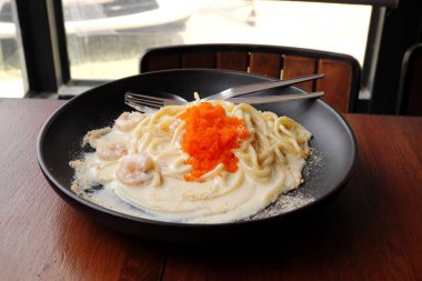 Spagetti beyaz sos. Karides ve karides yumurta