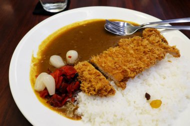 Japon köri pirinç, kızarmış domuz eti.