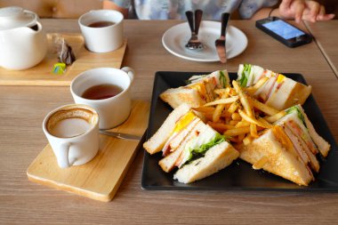 Club sandviç, jambon ve peynir.