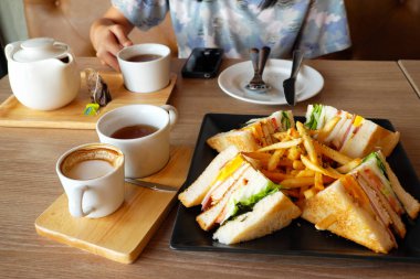 Club sandviç, jambon ve peynir.