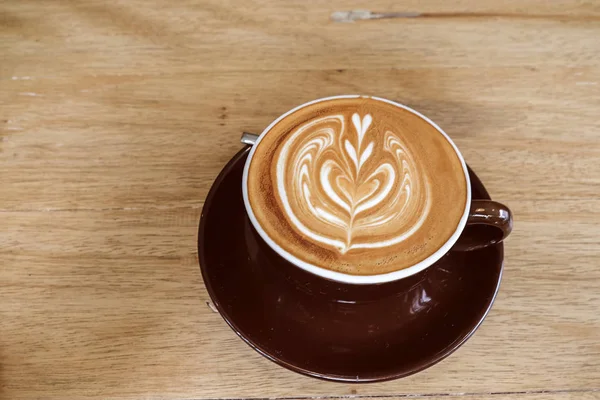 Ahşap bir masa üzerinde sıcak kahve Latte.