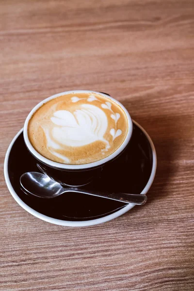 Gorąca Kawa Latte Drewnianej Podłodze — Zdjęcie stockowe