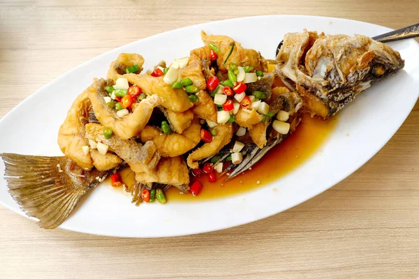 Tayland Baharatlı kızarmış balık.