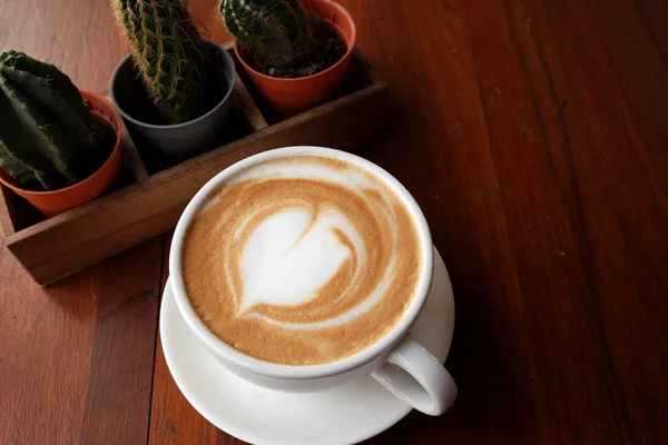 Heißer Kaffeelatte Auf Einem Holztisch — Stockfoto