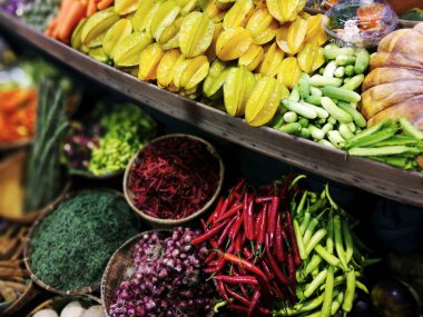 Çeşitli sebze ve meyve sokak pazarında bir sayaçta