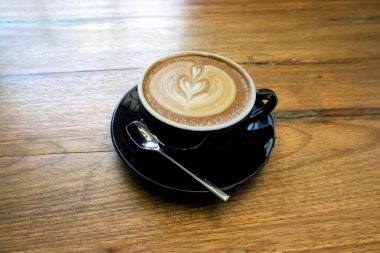 Ahşap arka plan üzerinde kahve Latte.